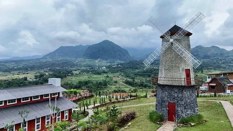 Kincir angin dan bangunan pada arsip kawasan The Hanjawong Villas